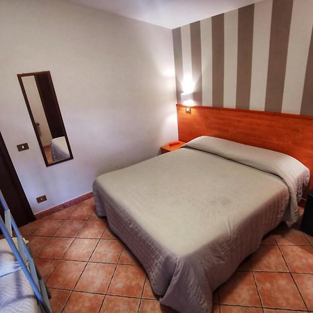 Hotel Piscina La Suite Prossedi Exterior foto